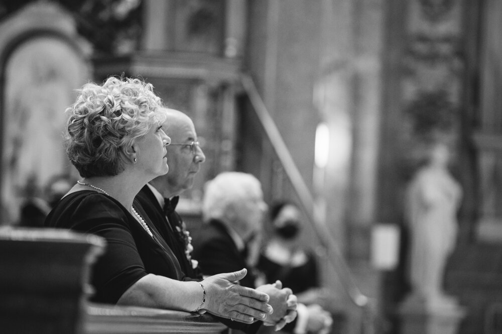 Wedding sit in the church pew and look on at the bride and groom.

Luxury Local Wedding NYC. Wedding in Manhattan. New York City Wedding Photographer. Manhattan Luxury Wedding Photography. Museum of the City of New York Weddings.