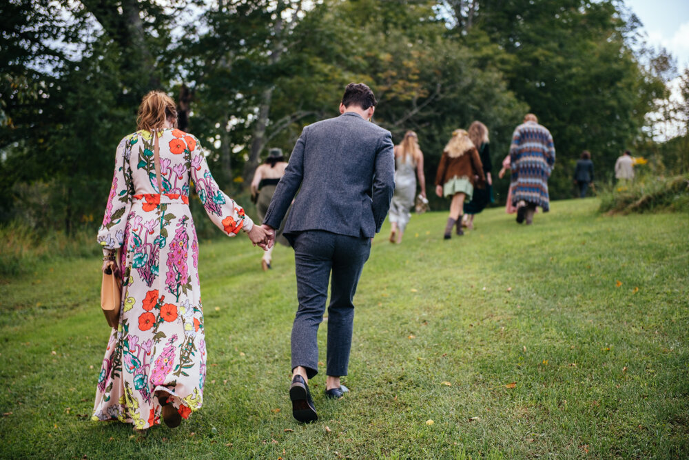 Wedding guests walk up a grassy hill away from the camera.

Upstate New York Wedding Photographer. Upstate NY Wedding Photography. Luxury Local Wedding Upstate NY.