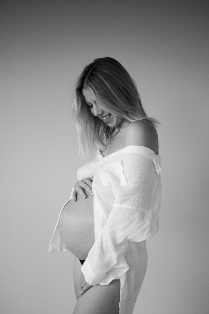 Pregnant woman with her hand on her belly, looking down at her baby bump and smiling.

Austin Maternity Photography. Austin Maternity Photographer. Austin Maternity Portraits. 