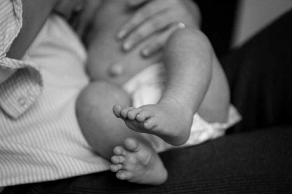 Newborn baby photographed being held in parents' arms. Close up on baby's feet. Black and white photograph.

Newborn Photography. Austin Newborn Photographer. Lifestyle Newborn Portraits. Austin Baby Portraits. Austin Famly Photography.
